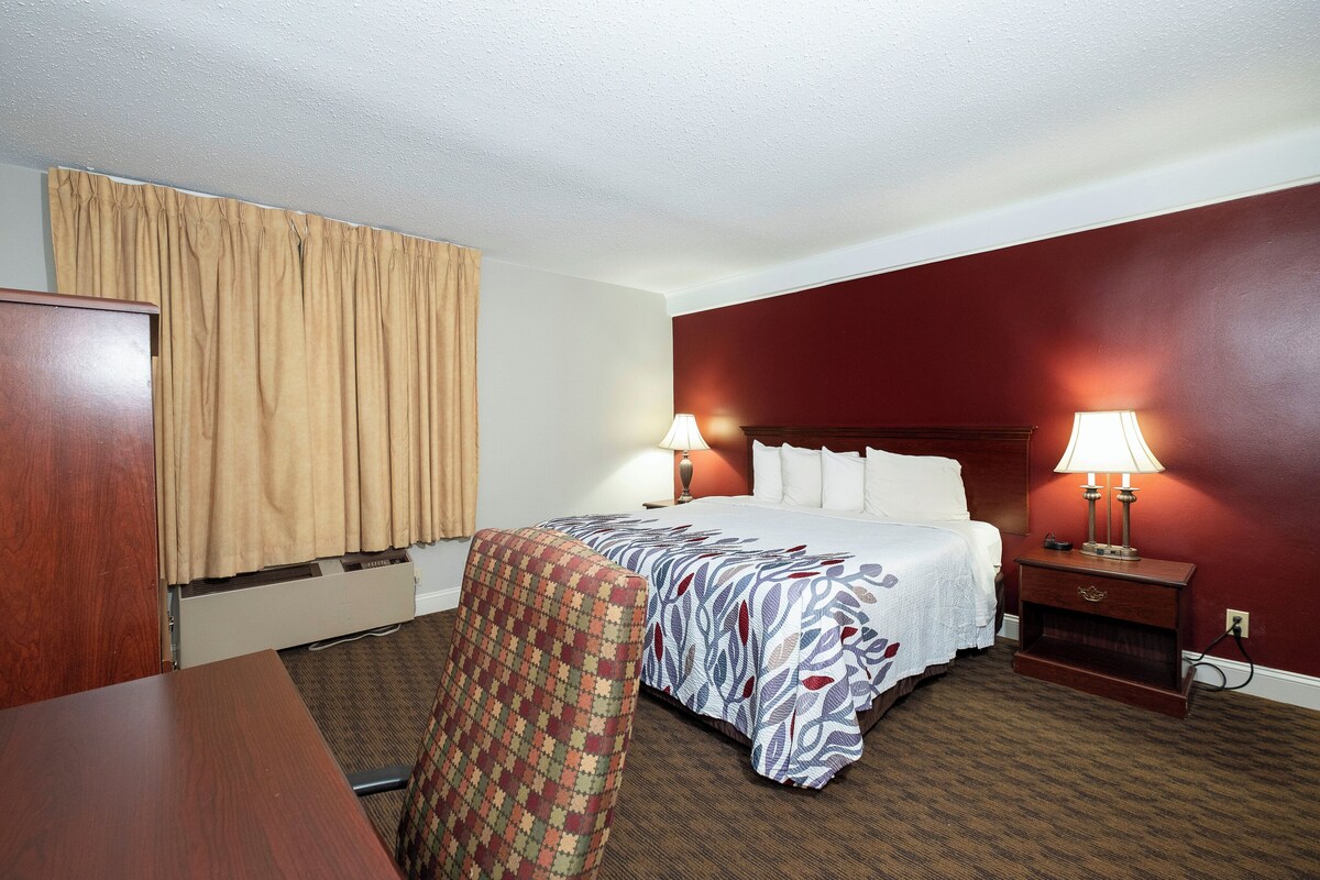 Suite, 1 King Bed with Sofa bed, Accessible, Non Smoking | Desk, laptop workspace, blackout curtains, iron/ironing board