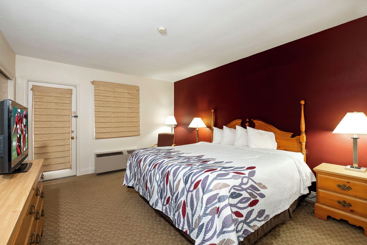 Suite, 1 King Bed with Sofa bed, Non Smoking | Desk, laptop workspace, blackout curtains, iron/ironing board