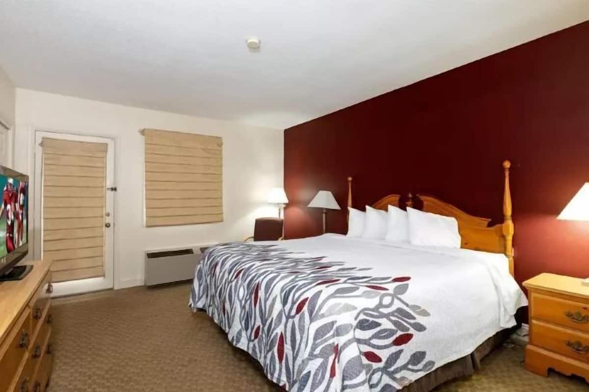 1 bedroom, desk, laptop workspace, blackout drapes