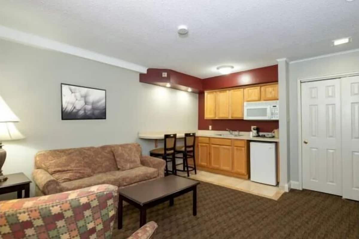 Living area | 43-inch flat-screen TV with cable channels