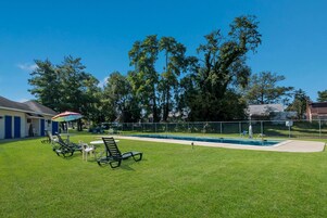 Una piscina al aire libre de temporada