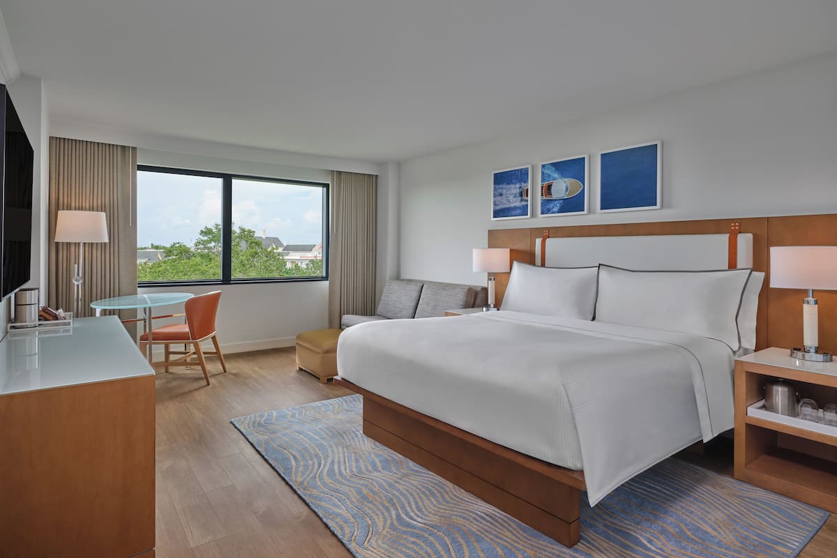 Traditional Room, 1 King Bed, Resort View | Premium bedding, down comforters, pillowtop beds, in-room safe