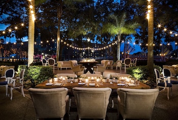 Outdoor dining at Walt Disney World Swan