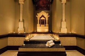 Indoor spa tub