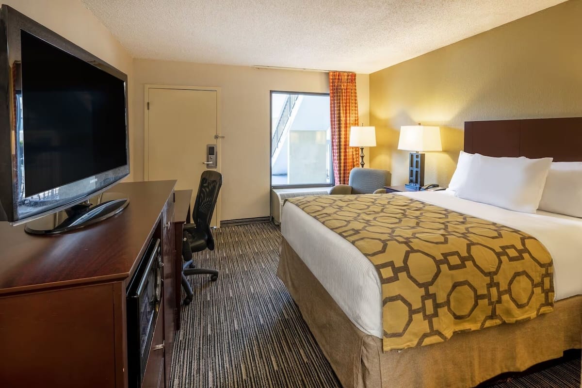 標準客房, 1 張特大雙人床, 非吸煙房 | 書桌、遮光窗簾/窗簾、熨斗/熨衫板、免費嬰兒床