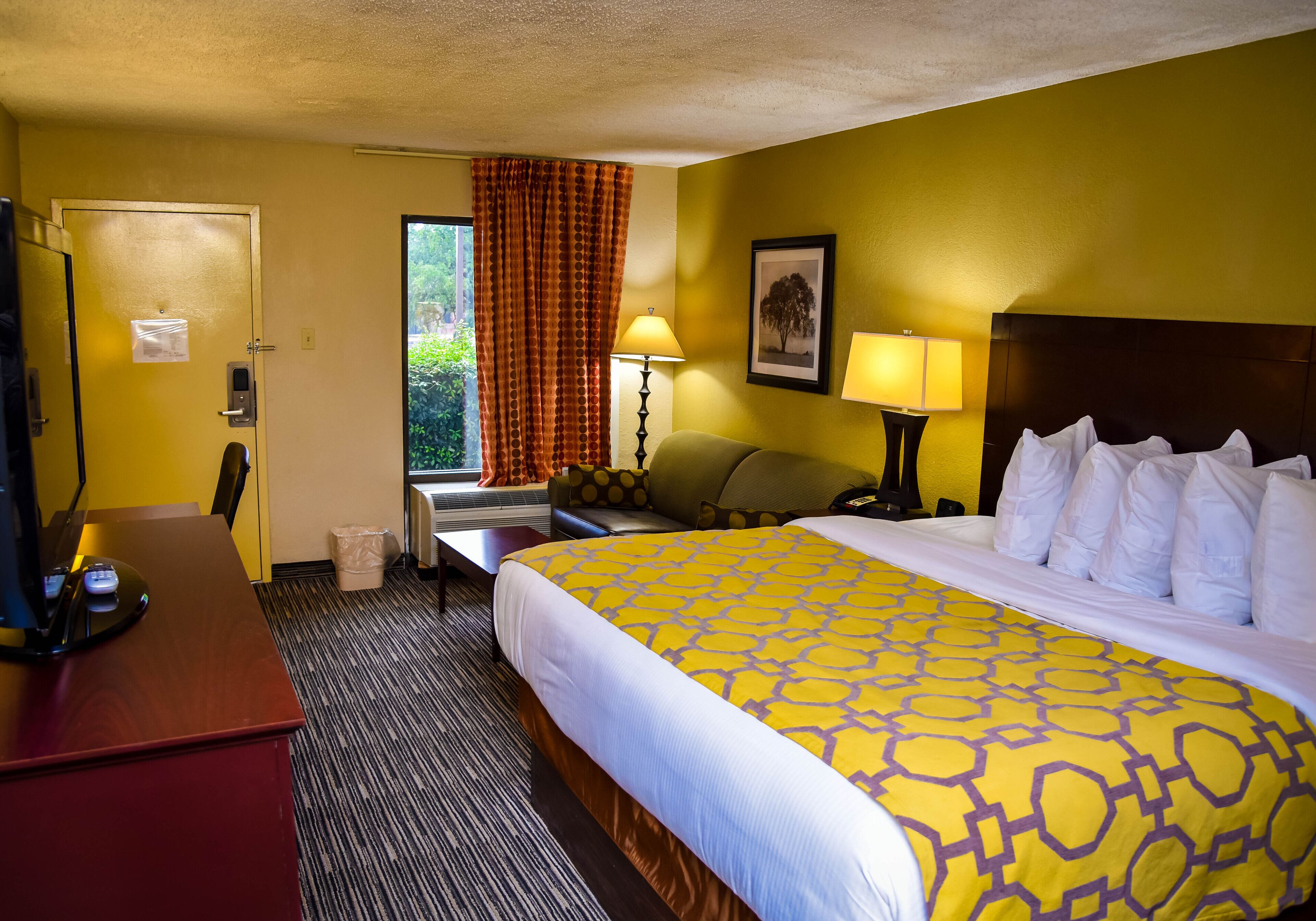 開放式套房, 1 張特大雙人床, 非吸煙房 | 書桌、遮光布/窗簾、熨斗/熨衣板、免費搖籃/嬰兒床