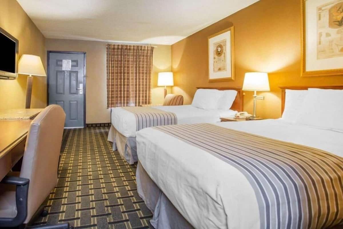 Desk, laptop workspace, iron/ironing board, free WiFi