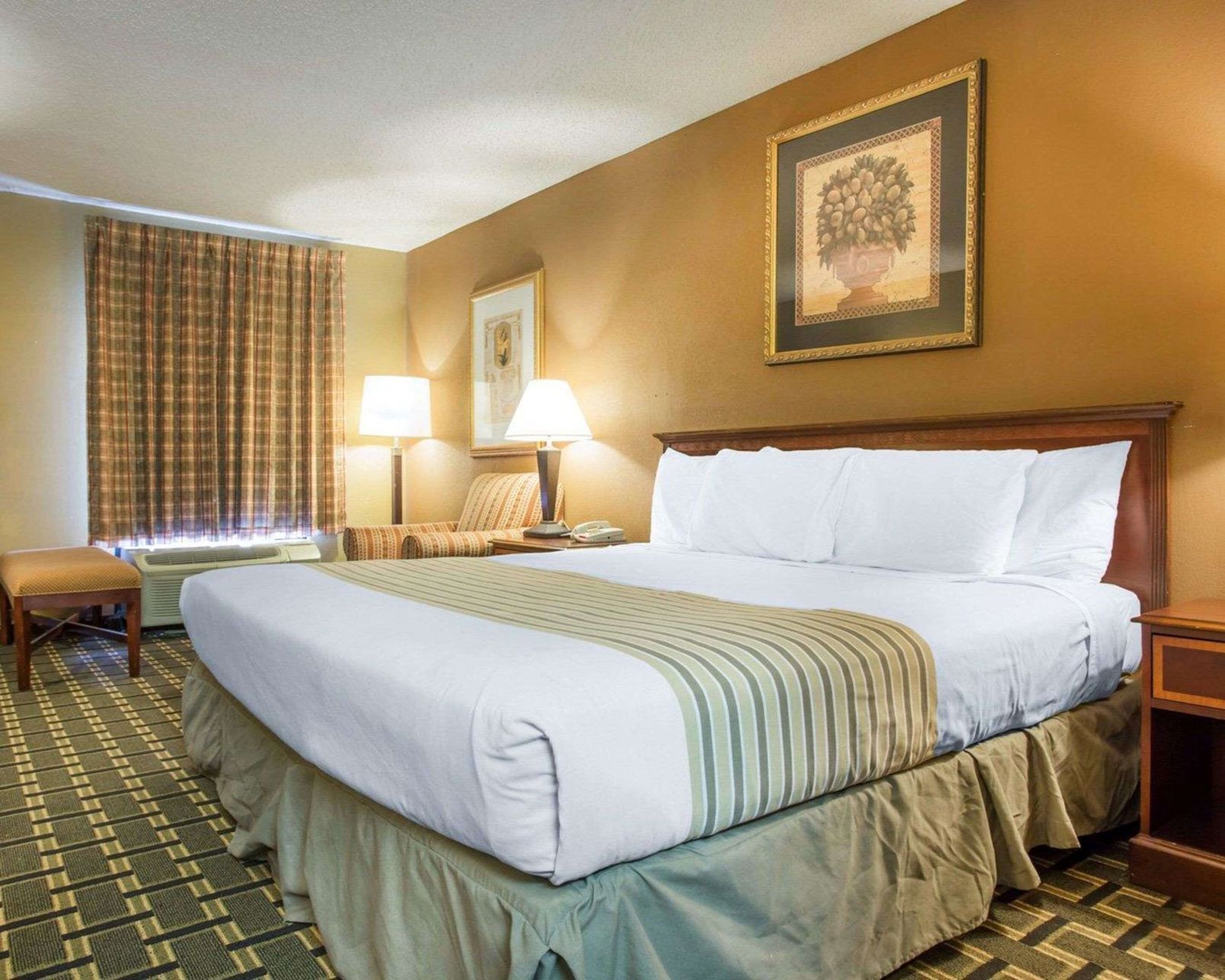 مكتب ومساحة عمل للكمبيوتر المحمول ومكواة/لوح كي وواي فاي مجانًا