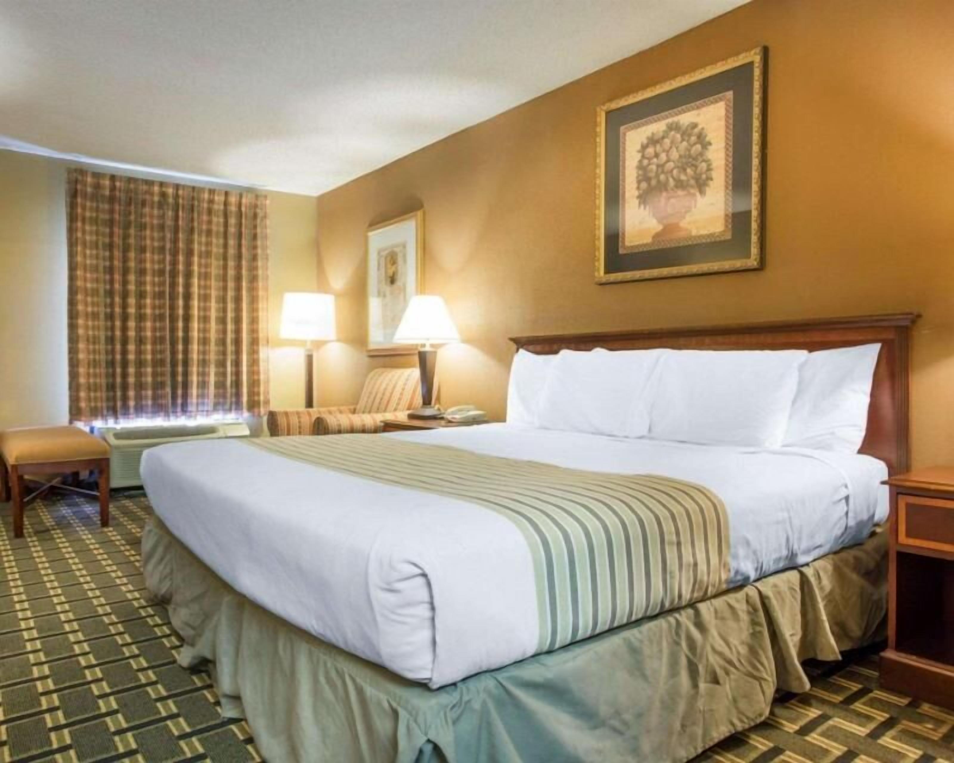 مكتب ومساحة عمل للكمبيوتر المحمول ومكواة/لوح كي وواي فاي مجانًا