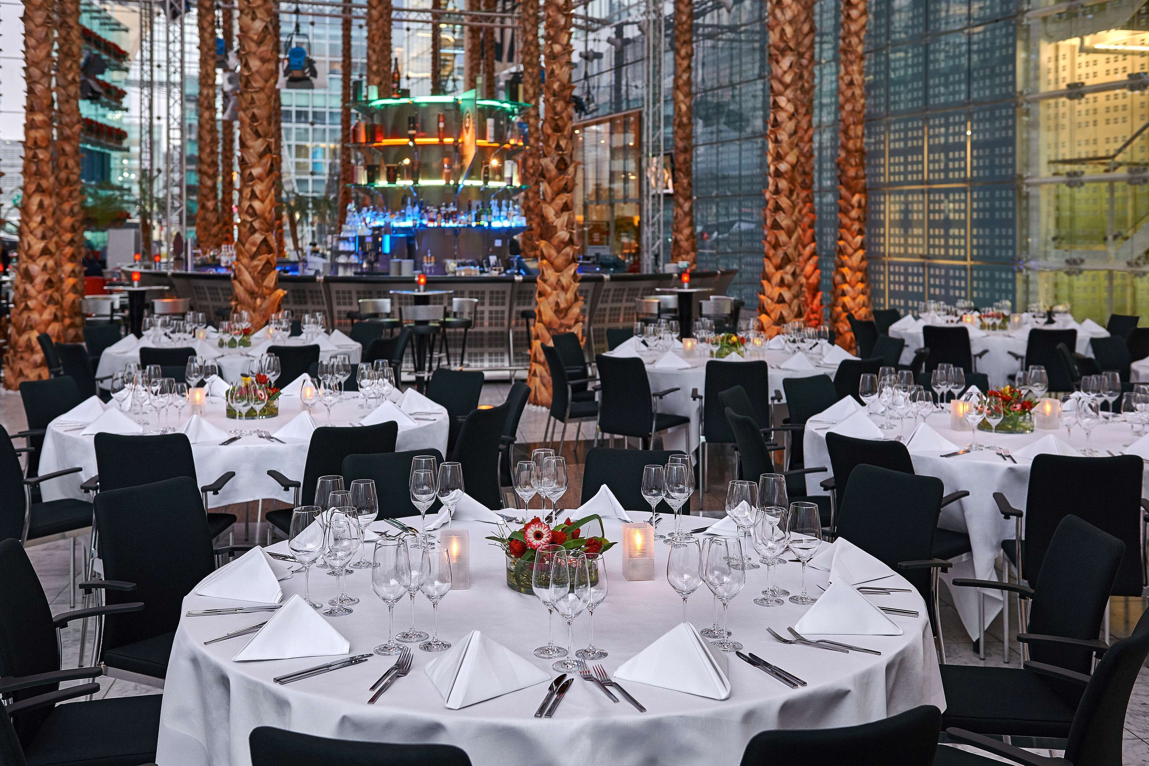 breakfast, lunch, dinner served; international cuisine