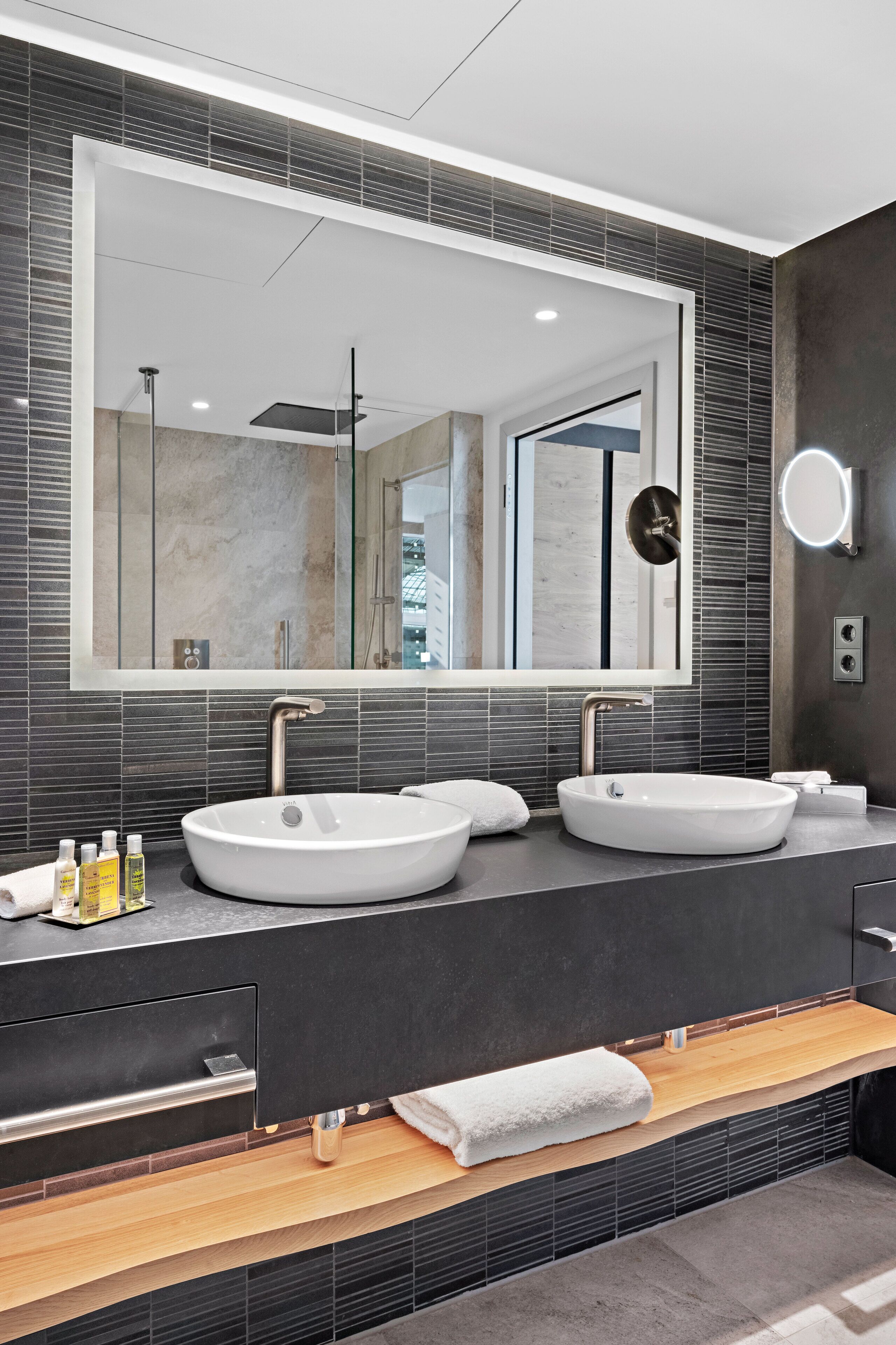 Junior-Suite, 1 King-Bett | Badezimmer | Kostenlose Toilettenartikel, Haartrockner, Handtücher