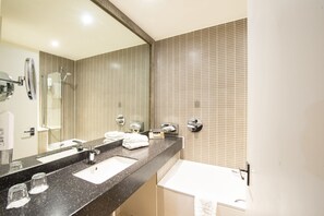 Dusche, umweltfreundliche Kosmetikartikel, Haartrockner, Handtücher