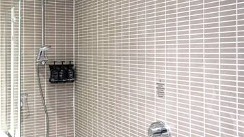 Standard Room, 2 Twin Beds, Accessible | Bathroom | Shower, eco-friendly toiletries, hair dryer, towels