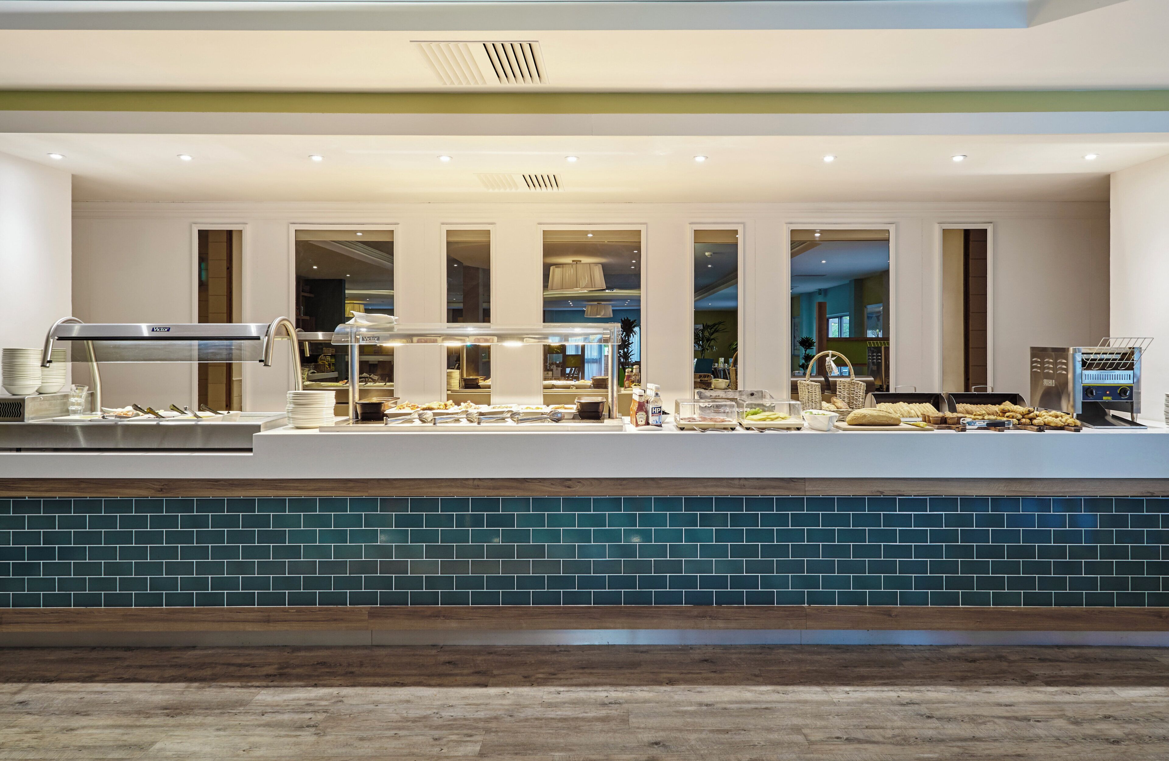 Un'area buffet con angolo self-service, una griglia e diverse pietanze.