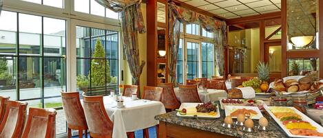 بوفيه فطور يوميًا بتكلفة قدرها (12.90 EUR للشخص)