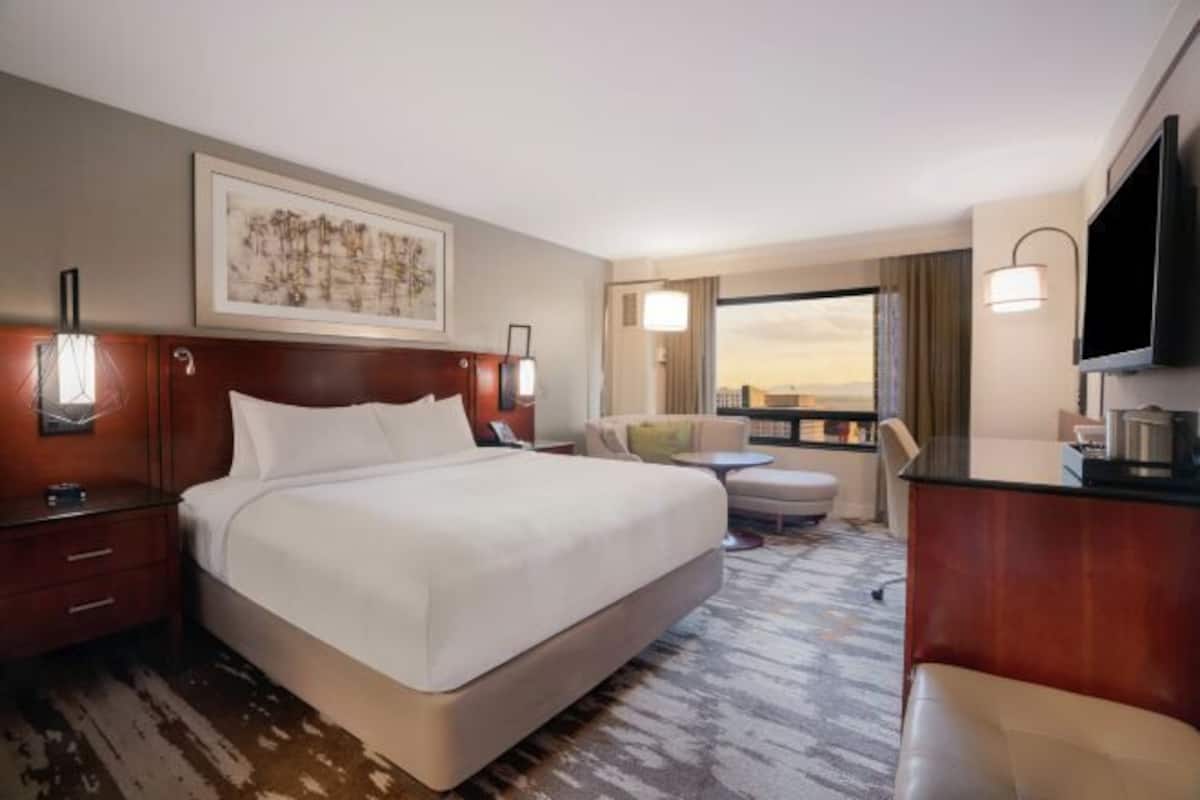 Premium bedding, down comforters, in-room safe, desk