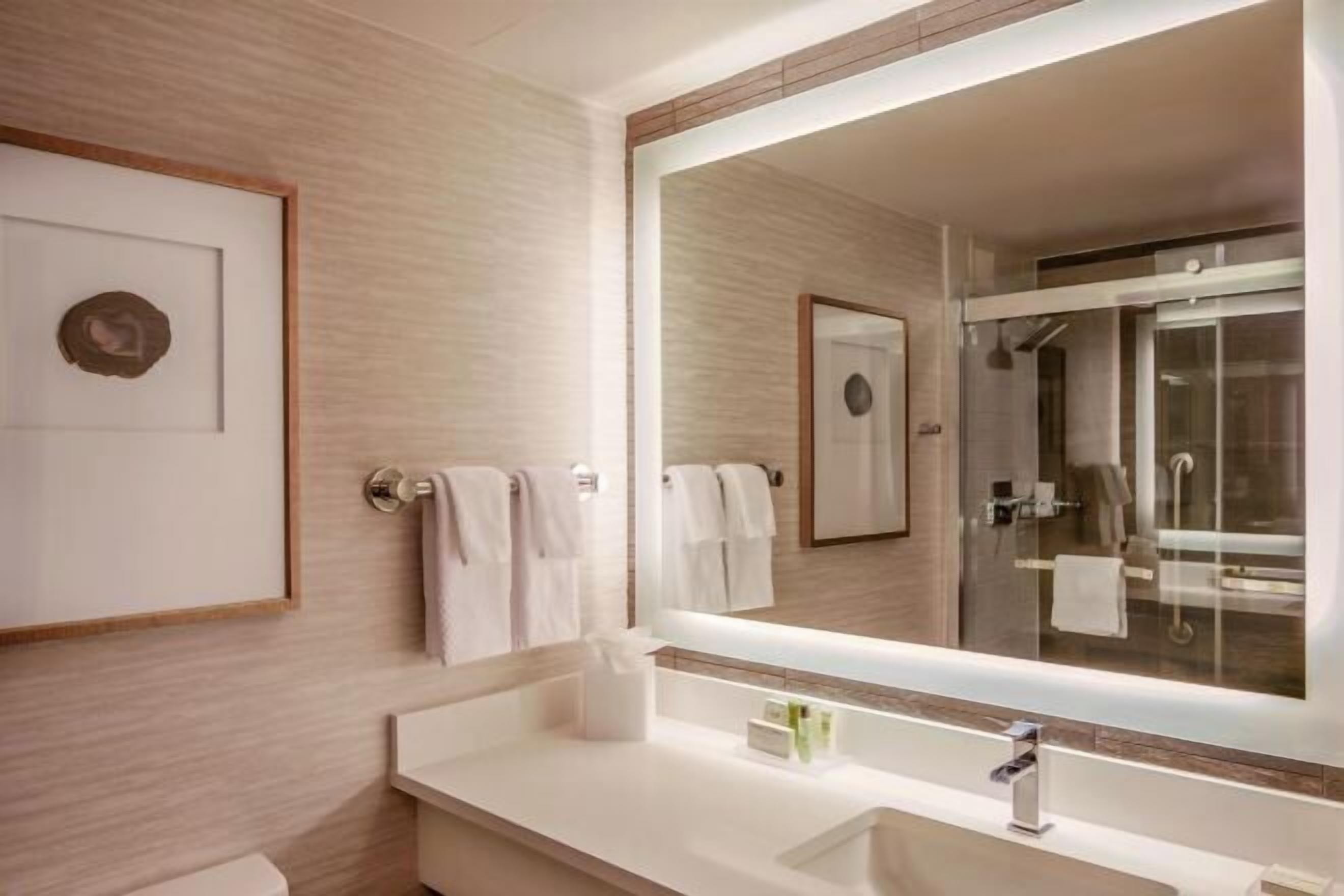 Articles de toilette gratuits, sèche-cheveux, serviettes fournies, savon