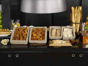 Desayuno buffet diario (EUR 14.90 por persona)