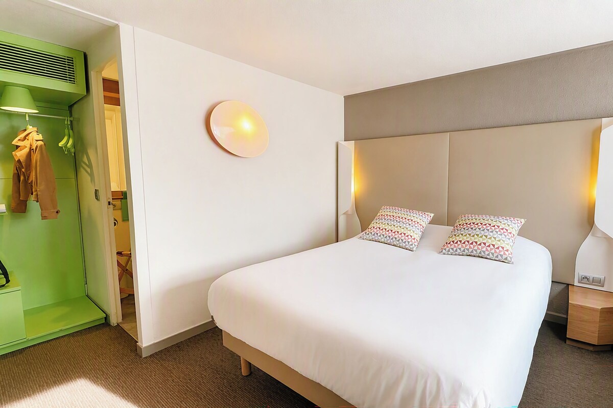 Habitación estándar, 1 cama doble | Ropa de cama de alta calidad, escritorio, cortinas opacas