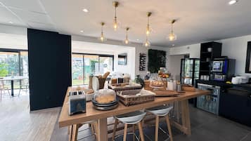 Daily buffet breakfast (EUR 14.90 per person)