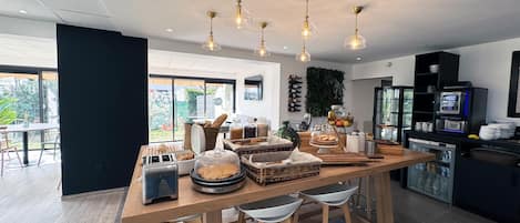 朝食 (ビュッフェ)、毎日提供 (1 名様 14.90 EUR)