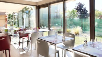 Petit déjeuner et dßner servis sur place, spécialités Cuisine française