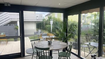 Petit déjeuner et dîner servis sur place