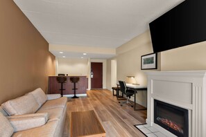 Deluxe Studio Suite, 1 King Bed, Non Smoking | Desk, blackout drapes, iron/ironing board, free cribs/infant beds - Ramada by Wyndham Harrisburg/Hershey Area (Harrisburg)