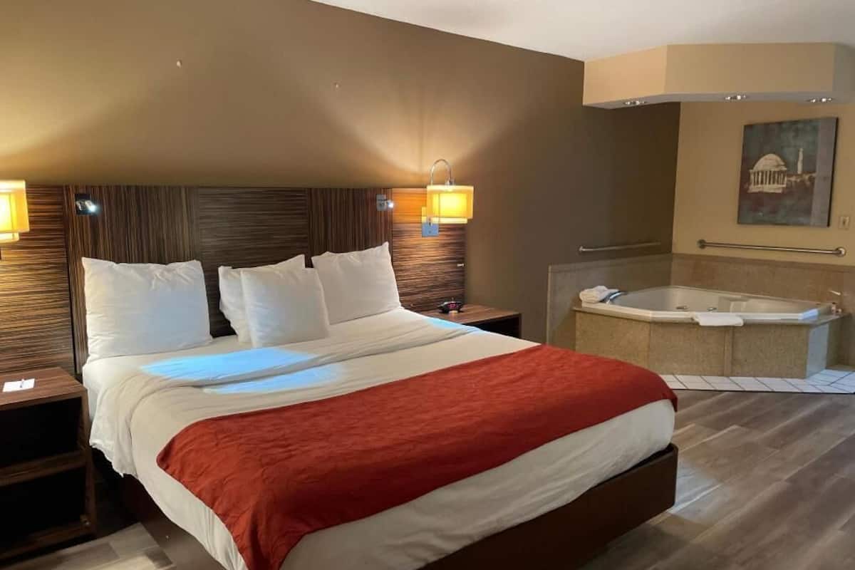 Escritorio, cortinas blackout y tabla de planchar con plancha