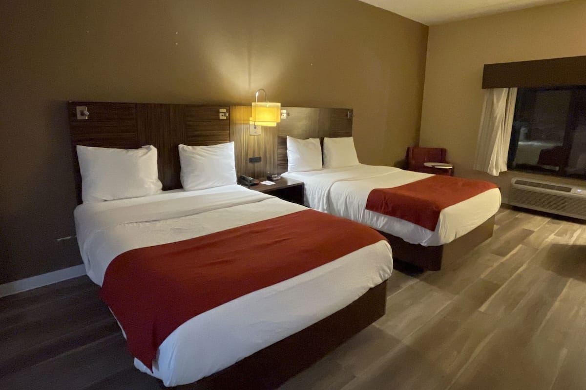 Escritorio, cortinas blackout y tabla de planchar con plancha