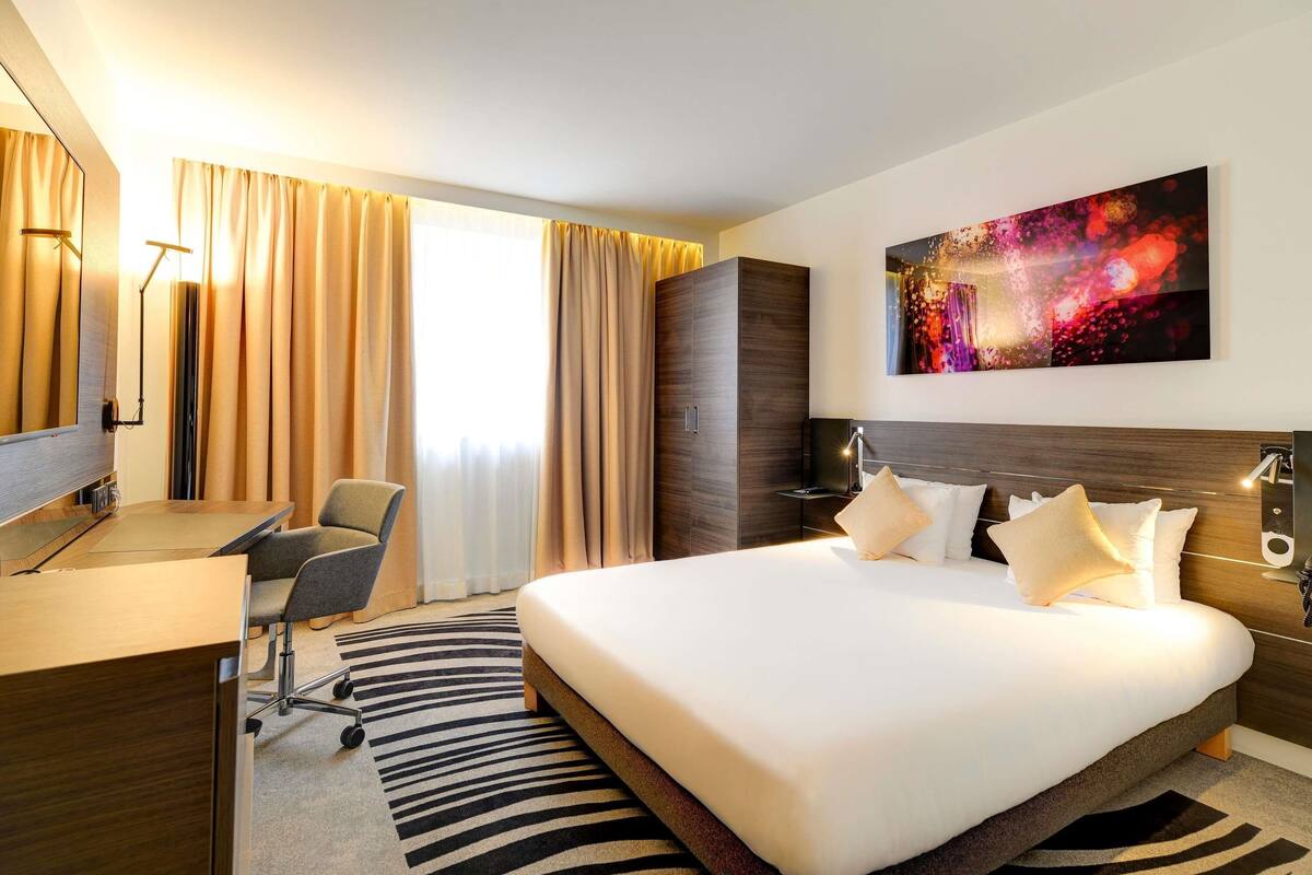 Premium bedding, in-room safe, blackout curtains, soundproofing