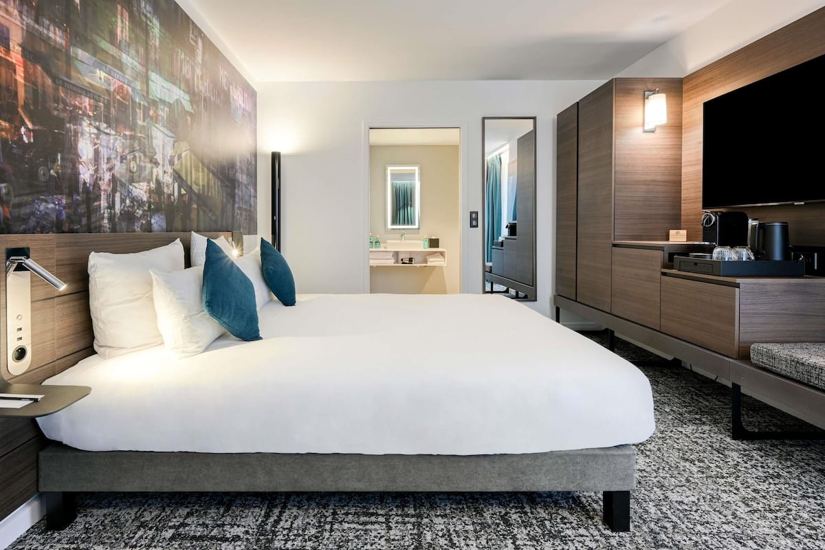Premium bedding, in-room safe, blackout curtains, soundproofing