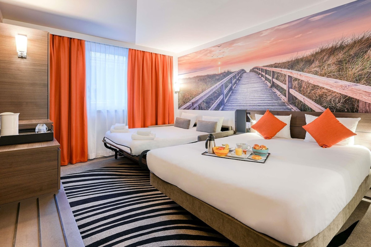 Phòng dành cho gia đình, 1 giường đôi và sofa giường (Family Room) | Bộ đồ giường cao cấp, két bảo mật tại phòng, màn/rèm cản sáng 