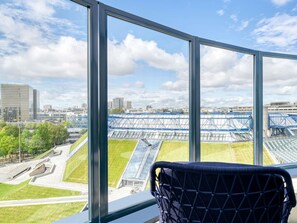 Juniorsvit - 1 dubbelsäng | Sängtillbehör av högsta kvalitet och värdeförvaringsskåp på rummet