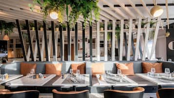 Serveert ontbijt, lunch, diner, moderne Europese gerechten, tuinzicht