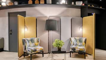 Coin salon dans le hall