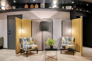 Coin salon dans le hall