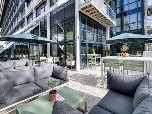 供应早餐、午餐和晚餐，时尚欧洲菜，花园景观