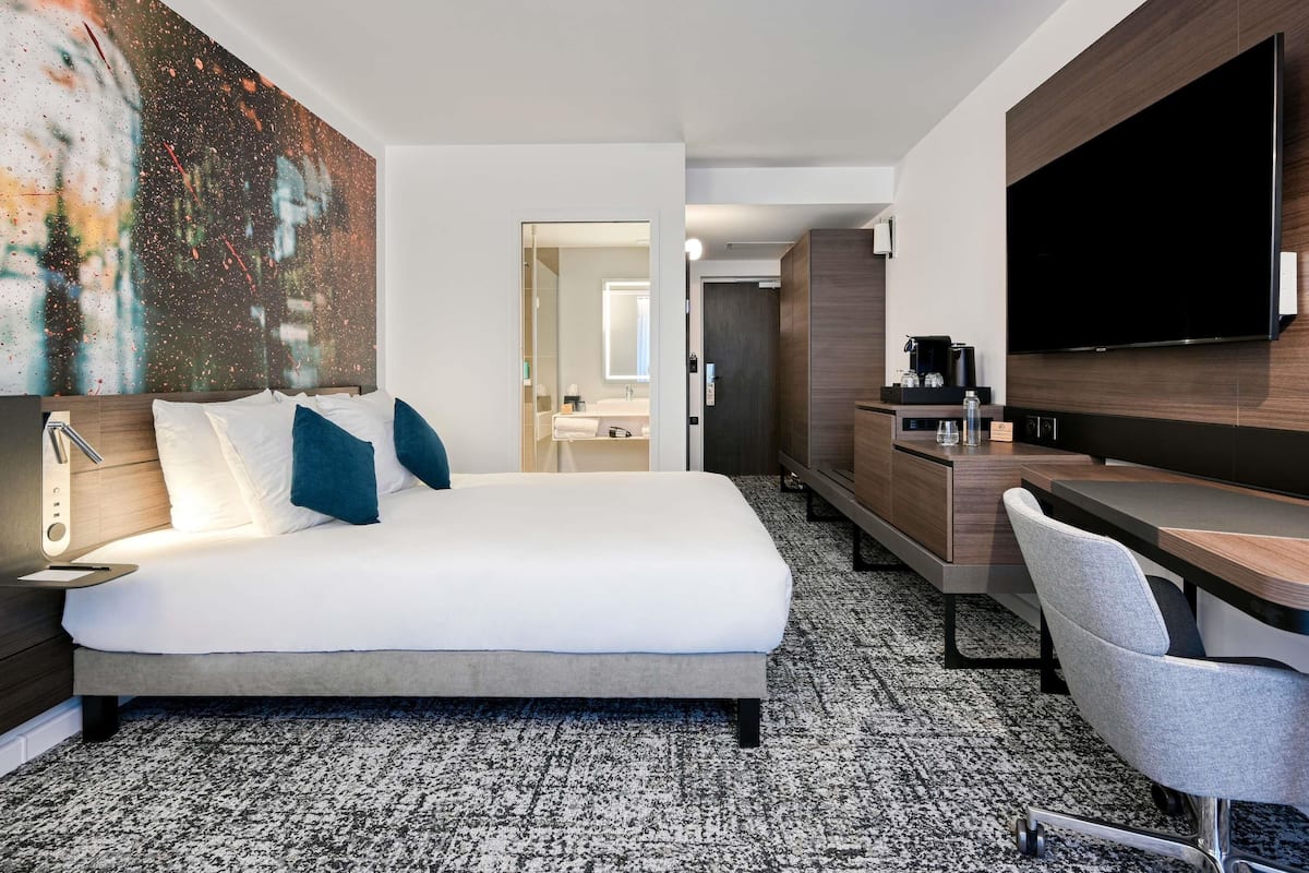 Ylelliset vuodevaatteet, tallelokero huoneessa, pimennysverhot