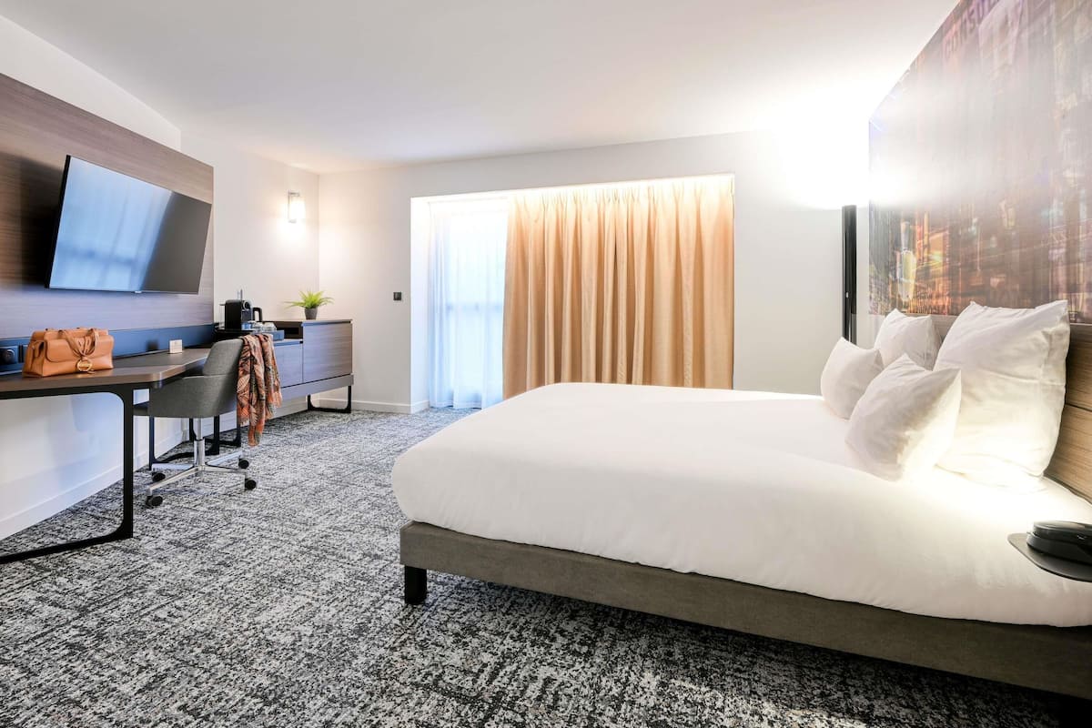 Executive Room, 1 Queen Bed, Balcony | Premium bedding, in-room safe, blackout curtains, soundproofing