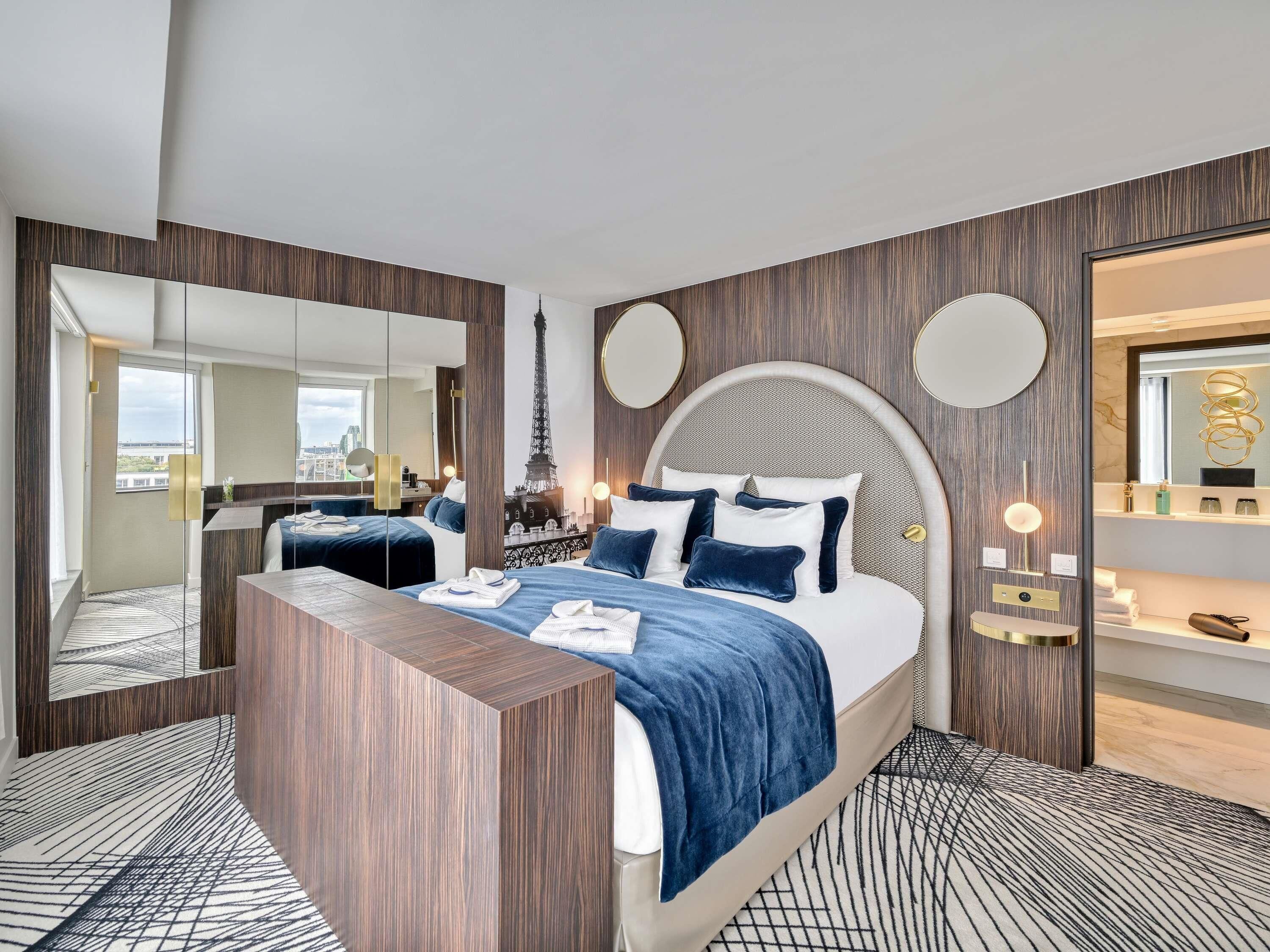 Juniorsvit - 1 dubbelsäng | Sängtillbehör av högsta kvalitet och värdeförvaringsskåp på rummet