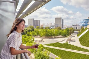 Executive Room, 1 Queen Bed, Balcony | City view