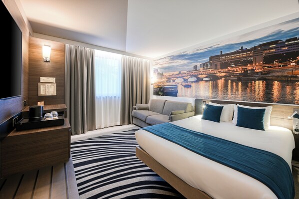 Premium bedding, in-room safe, blackout drapes, soundproofing