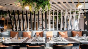 Petit déjeuner, déjeuner et dîner servis sur place, vue sur le jardin