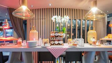 Se ofrece un desayuno bufé todos los días (21 EUR por persona)