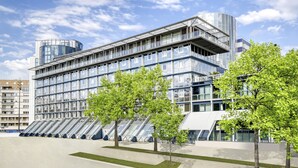 A modern building with a curved glass facade, multiple floors, and a flat roof. - Novotel Paris Centre Bercy (Paris)