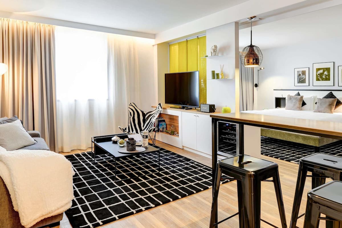 Appartement Supérieur, 1 lit double (View of Bercy Arena) | Literie de qualité supérieure, coffres-forts dans les chambres