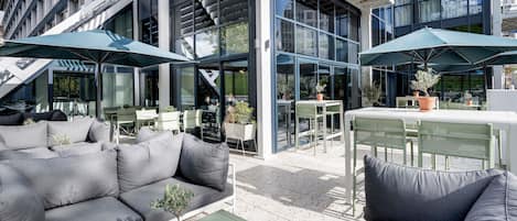 Se sirven desayunos y cocina europea moderna, con vista al jardín