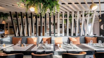 Petit déjeuner, déjeuner et dßner servis sur place, vue sur le jardin