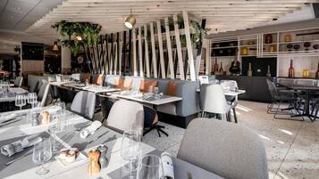 Petit déjeuner, déjeuner et dßner servis sur place, vue sur le jardin